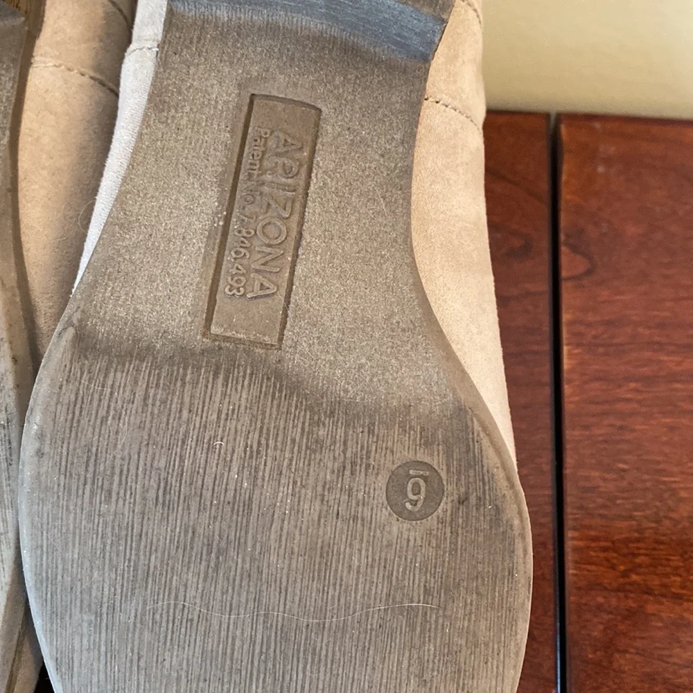 Arizona Jeans Co Memory Foam Cream SZ 6 Coastal Cowgirl Chic Suede Ankle Boots